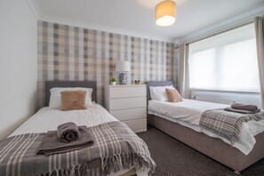 2 bedrooms, iron/ironing board, free WiFi, bed sheets - Culzean House - 2 Bedrooms in Coatbridge (Coatbridge)