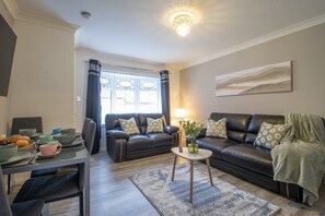 TV - Culzean House - 2 Bedrooms in Coatbridge (Coatbridge)