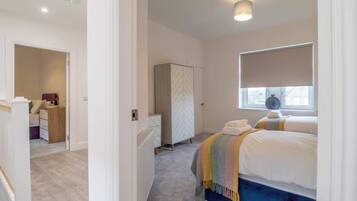 Iron/ironing board, free WiFi, bed sheets
