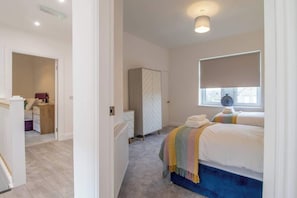 Une chambre à coucher avec un lit, une fenêtre et une armoire.