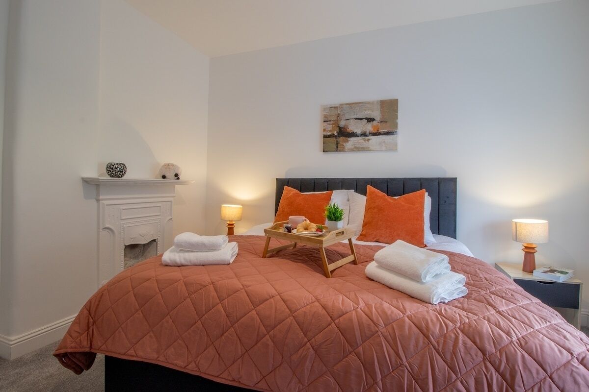 5 bedrooms, iron/ironing board, free WiFi, bed sheets