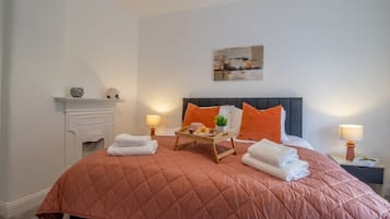 5 bedrooms, iron/ironing board, free WiFi, bed sheets