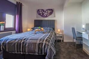 Tabla de planchar con plancha, wifi gratis y ropa de cama
