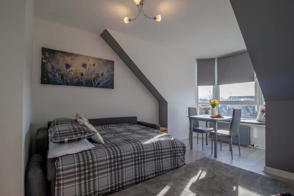 Tabla de planchar con plancha, wifi gratis y ropa de cama