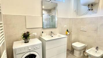 Doccia, asciugacapelli, bidet, asciugamani