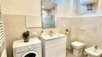 Dusche, Haartrockner, Bidet, Handtücher