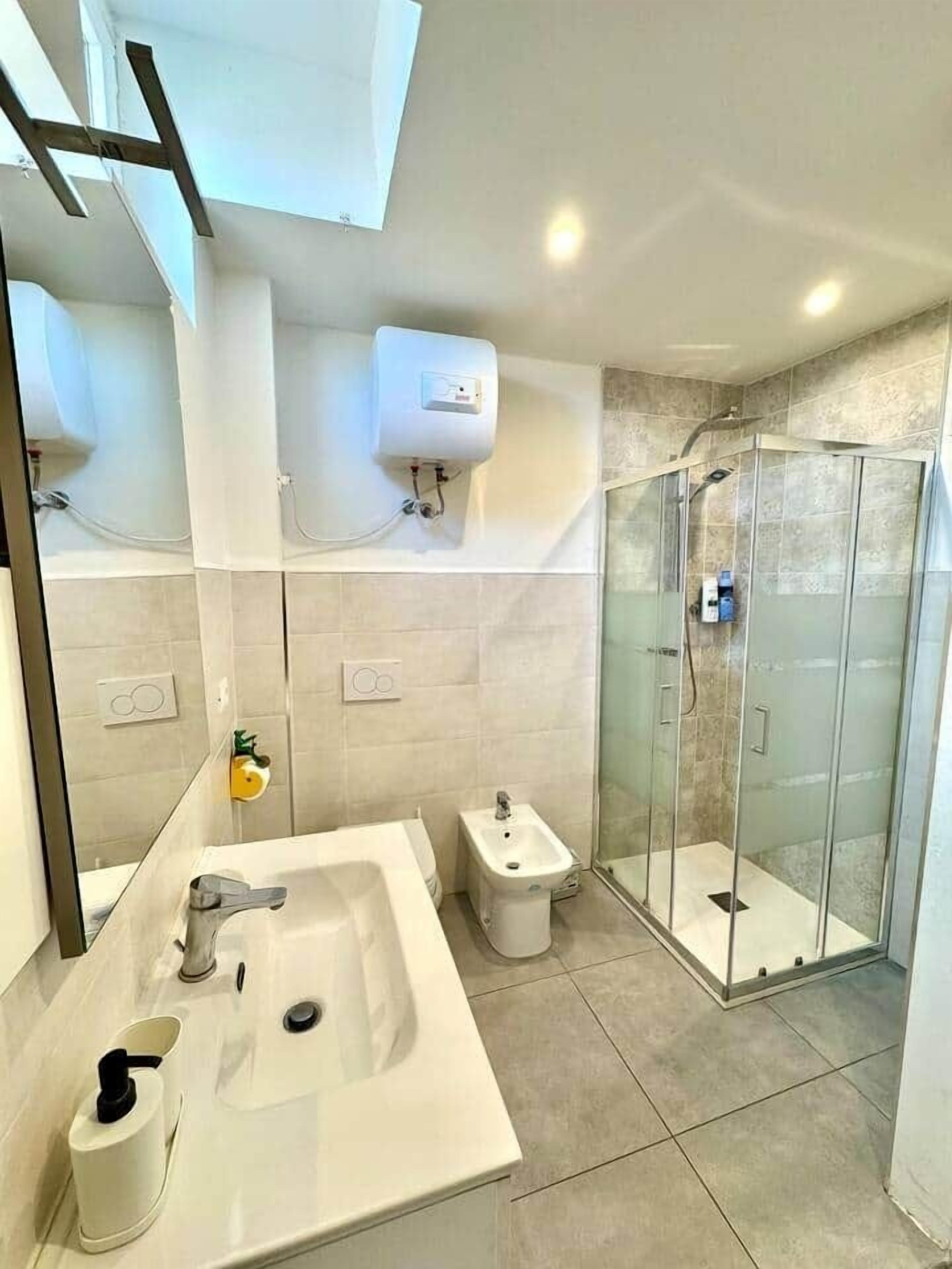 Dusche, Bidet, Seife, Toilettenpapier