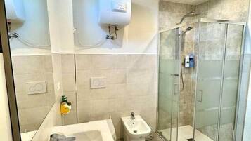 Dusche, Bidet, Seife, Toilettenpapier