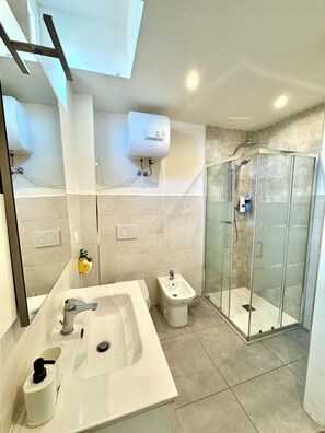Bathroom - Sky Suite. (Modena)