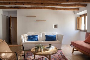 Fernseher, Kamin, Bücher