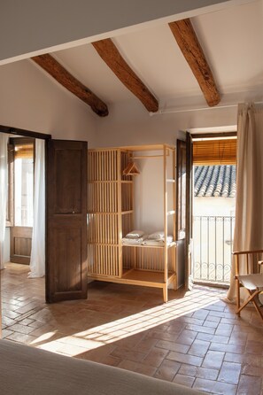 3 dormitoris, escriptori, planxa i posts de planxar i wifi gratuïta 