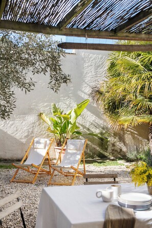 Outdoor dining - Historic Village House in Wine Region | 3BR | 40 min Barcelona, 20 min Sitges (Sant Cugat Sesgarrigues)