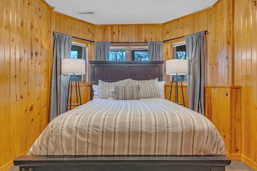 Luxury Private Estate with Hot Tub Pond Gym Fire Pit