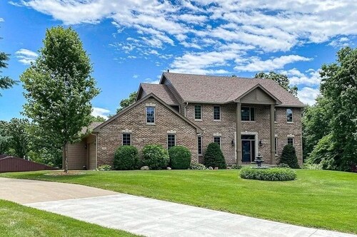 Luxury Private Estate with Hot Tub Pond Gym Fire Pit