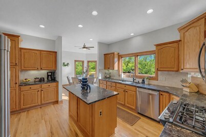 Luxury Private Estate with Hot Tub Pond Gym Fire Pit