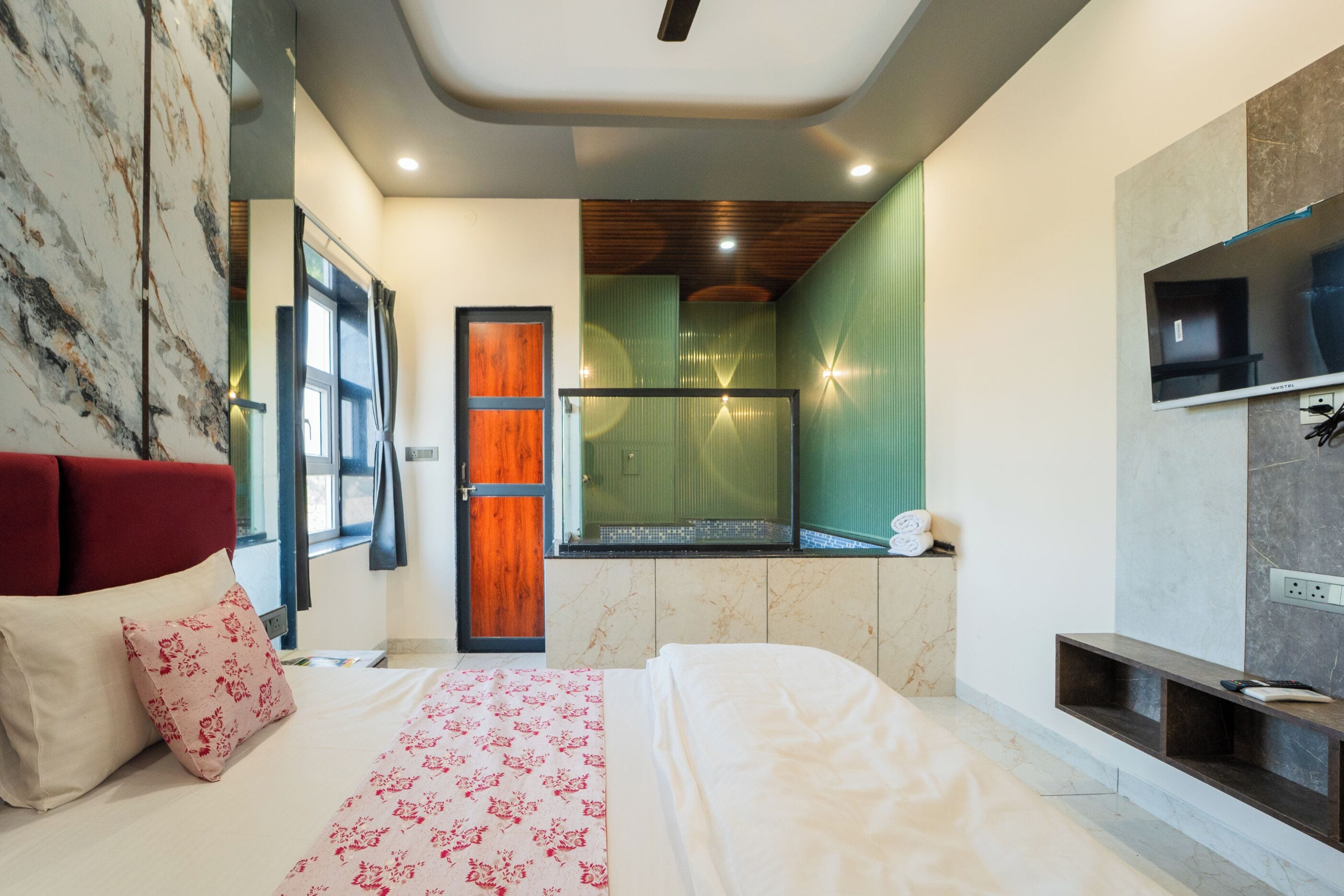 Suite Room with Private Pool | Desk, free WiFi, bed sheets