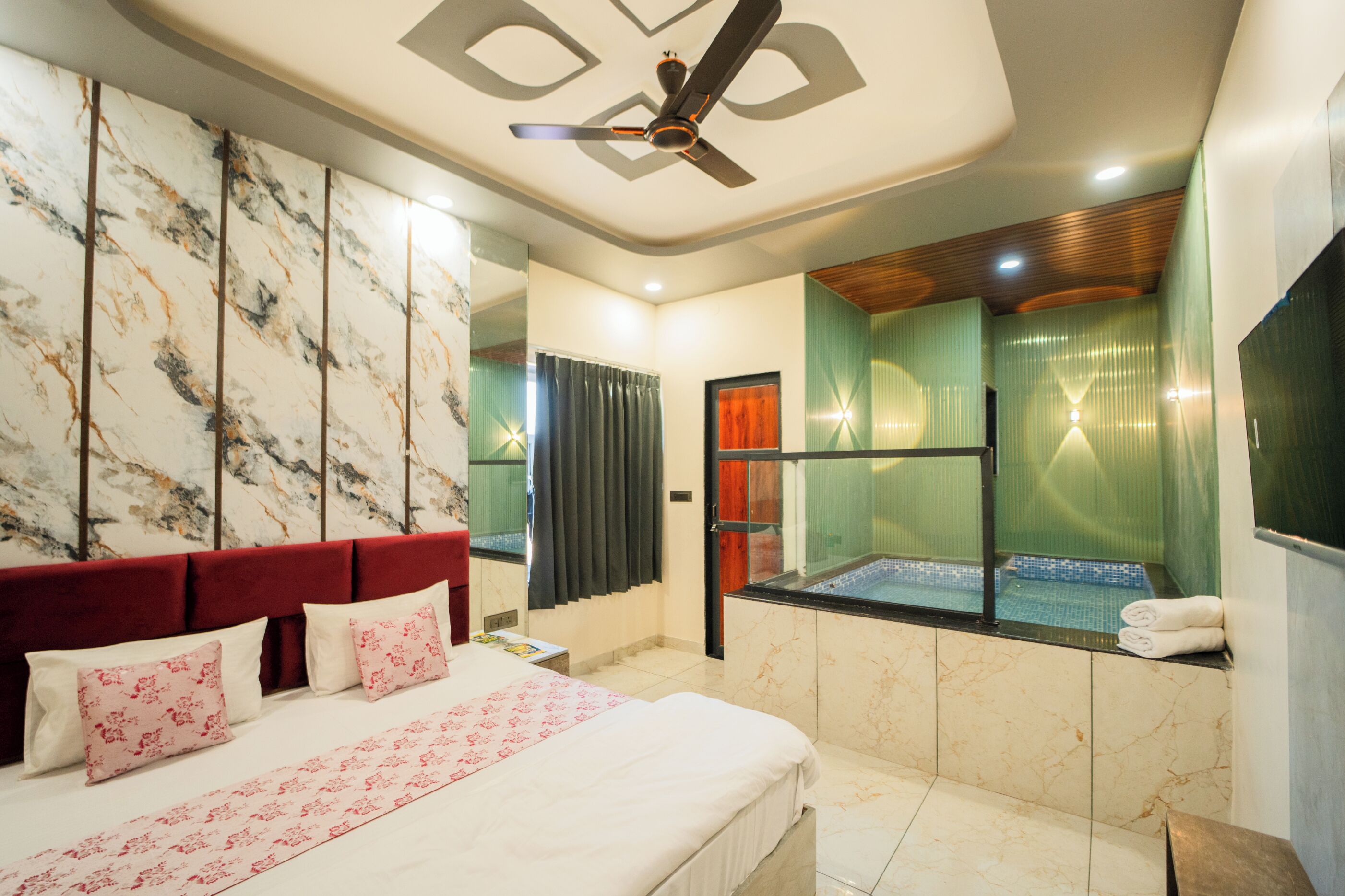 Suite Room with Private Pool | Desk, free WiFi, bed sheets