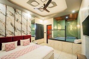 Suite Room with Private Pool | Bàn, truy cập Internet không dây miễn phí, bộ trải giường 