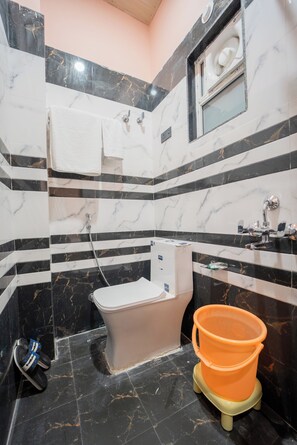 Superior kamer | Badkamer | Een douche, handdoeken, zeep, shampoo