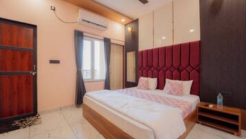 Superior Room | Desk, free WiFi, bed sheets