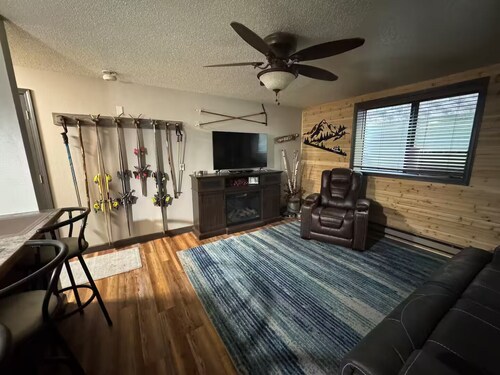 Kick back and relax in this calm, stylish condo in the Hills