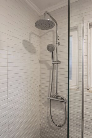 Hair dryer, towels - Urban Charm – 1BR Apartment in Príncipe Real (Lisbon)