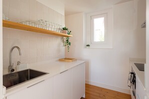 Fridge, microwave, oven, stovetop - Belém Loft Retreat – Mezzanine and Terrace (Lisbon)