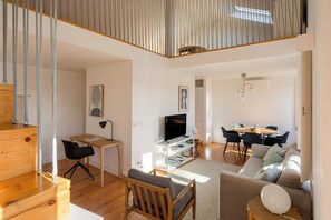 TV - Belém Loft Retreat – Mezzanine and Terrace (Lisbon)