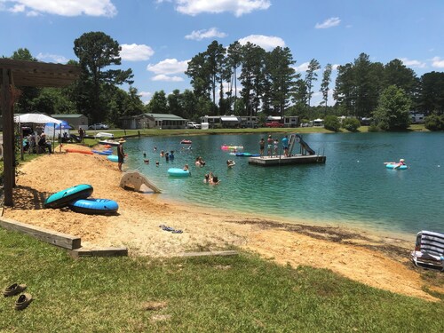 Peaceful, family-friendly 2 bdrm cabin with lake access and recreation options