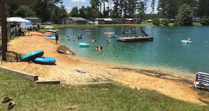 Peaceful, family-friendly 2 bdrm cabin with lake access and recreation options