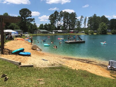 Peaceful, family-friendly 2 bdrm cabin with lake access and recreation options