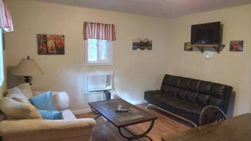 Smart-TV, fotballspill, bordtennis og filmbibliotek