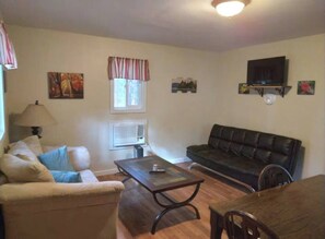 Televisor intel·ligent, futbolí, taula de tennis de taula i videoteca 