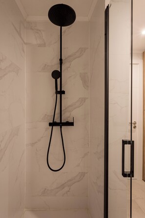 Hair dryer, towels - Sea View Alfama Nest – 1BR Apartment (Lisbon)