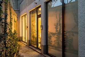 Exterior detail - Cascais Modern Retreat | Private Courtyard (Cascais)