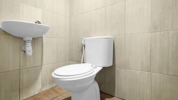 Deluxe-Doppelzimmer | Badezimmer | Dusche, kostenlose Toilettenartikel, Handtücher, Seife