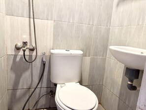 Habitación Deluxe doble | Baño | Ducha, artículos de higiene personal gratuitos, toallas y jabón