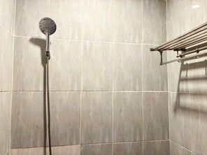 Kahden hengen standard-huone | Kylpyhuone | Suihku, ilmaiset hygieniatuotteet, pyyhkeet, saippua