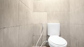 Kamar Double Standar | Kamar mandi | Shower, perlengkapan mandi gratis, handuk, dan sabun