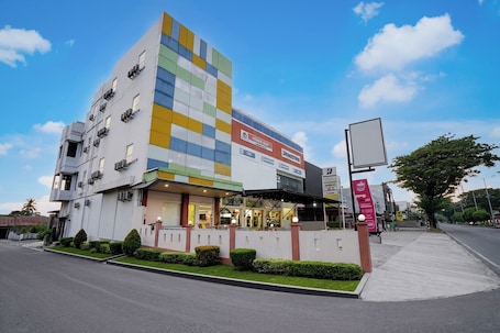 Depan hartanah. Hotel O near Terminal Batoh formerly