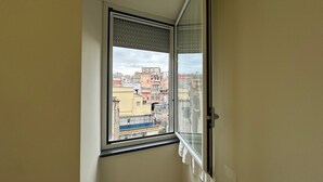 Une pièce avec une fenêtre donnant sur le paysage urbain.