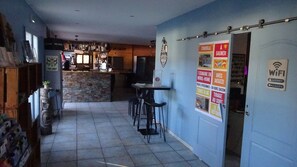 Bar (on property) - AC Mobile Home for 4 – Fully Equipped. (Fontès)