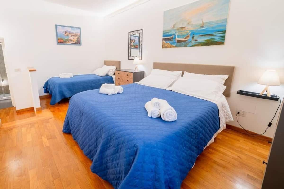 Deluxe Apartment | Blackout curtains, soundproofing, iron/ironing board, free WiFi