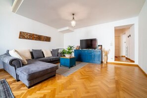 Appartement Exclusif, balcon, vue ville | Coin séjour