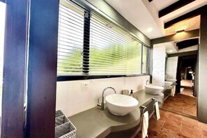 Suihku, hiustenkuivaaja, pyyhkeet, saippua