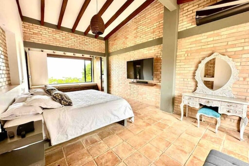 5 bedrooms, WiFi, bed sheets