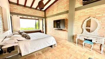 5 bedrooms, WiFi, bed sheets