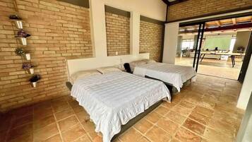 5 bedrooms, WiFi, bed sheets