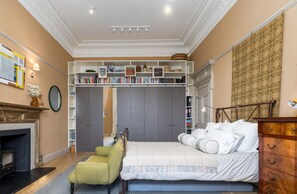 2 bedrooms, iron/ironing board, WiFi, bed sheets - Luxury Flat Overlooking Eglinton Gardens (Edinburgh)