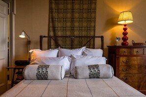 2 bedrooms, iron/ironing board, WiFi, bed sheets - Luxury Flat Overlooking Eglinton Gardens (Edinburgh)